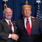 Henry McMaster, governador da Carolina do Sul, e Donald Trump, candidato presidencial republicano