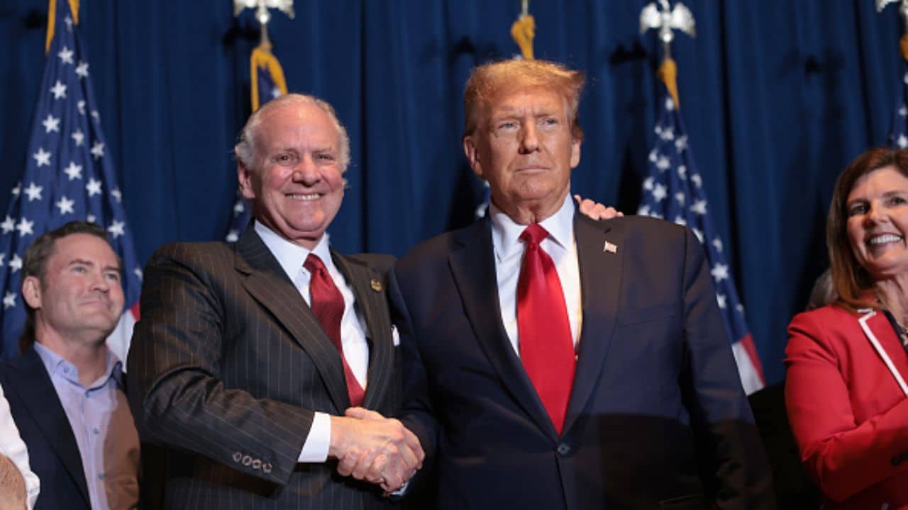 Henry McMaster, governador da Carolina do Sul, e Donald Trump, candidato presidencial republicano