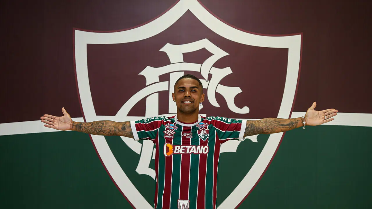 Douglas Costa em anuncio pelo Fluminense