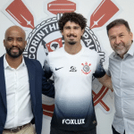 André Ramalho entre o presidente do Corinthians, Augusto Melo, e o diretor Fabinho Soldado