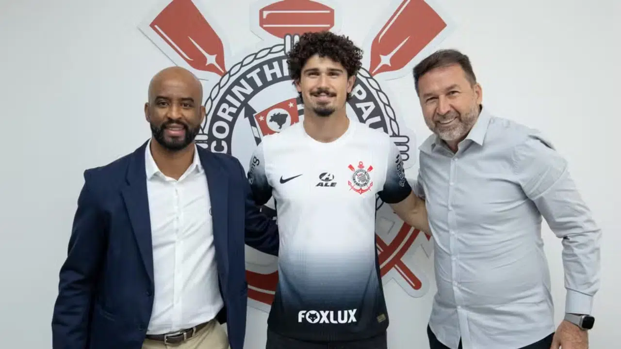 André Ramalho entre o presidente do Corinthians, Augusto Melo, e o diretor Fabinho Soldado