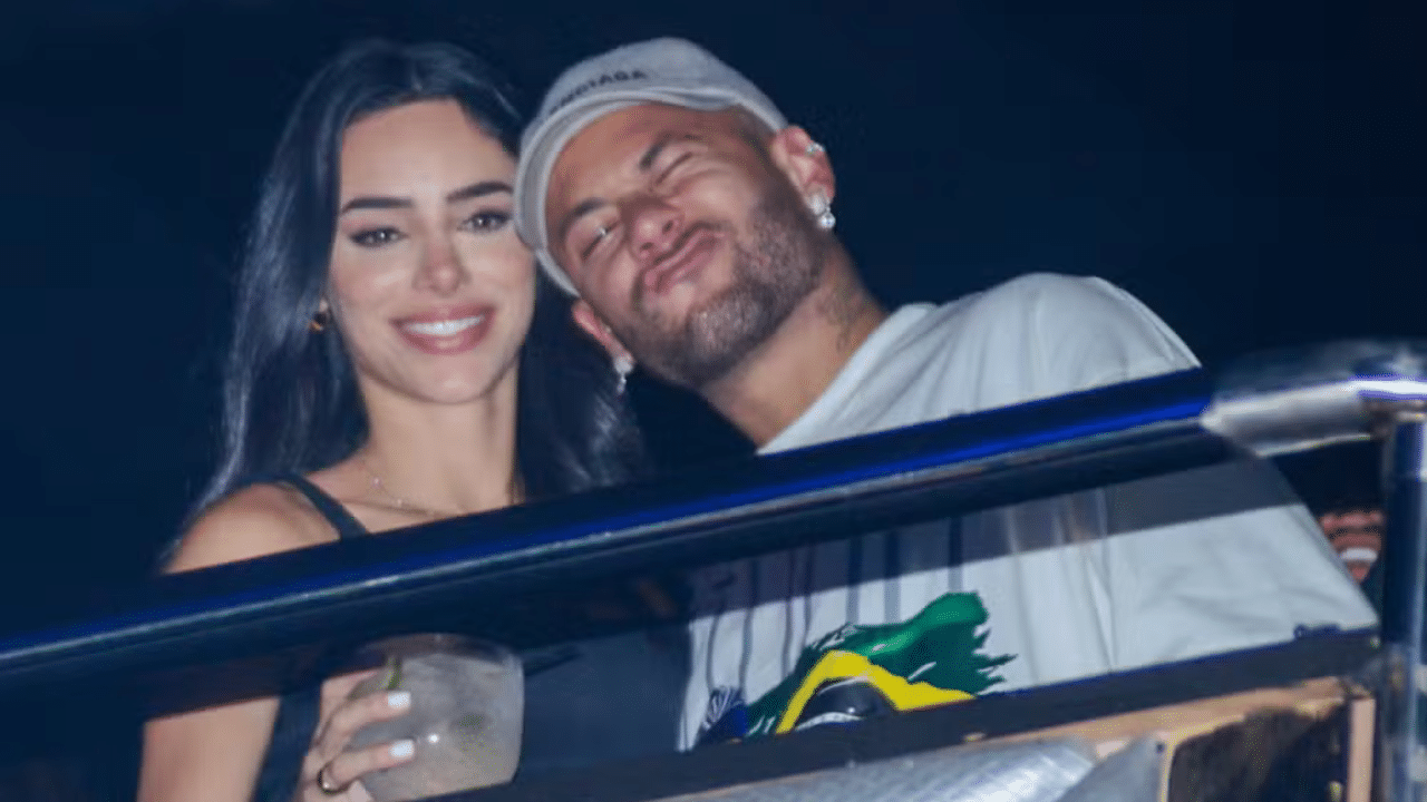 Foto destaque: Neymar e Bruna Biancardi aparecem juntos em show (Foto: reprodução/Araujo/Agnews)