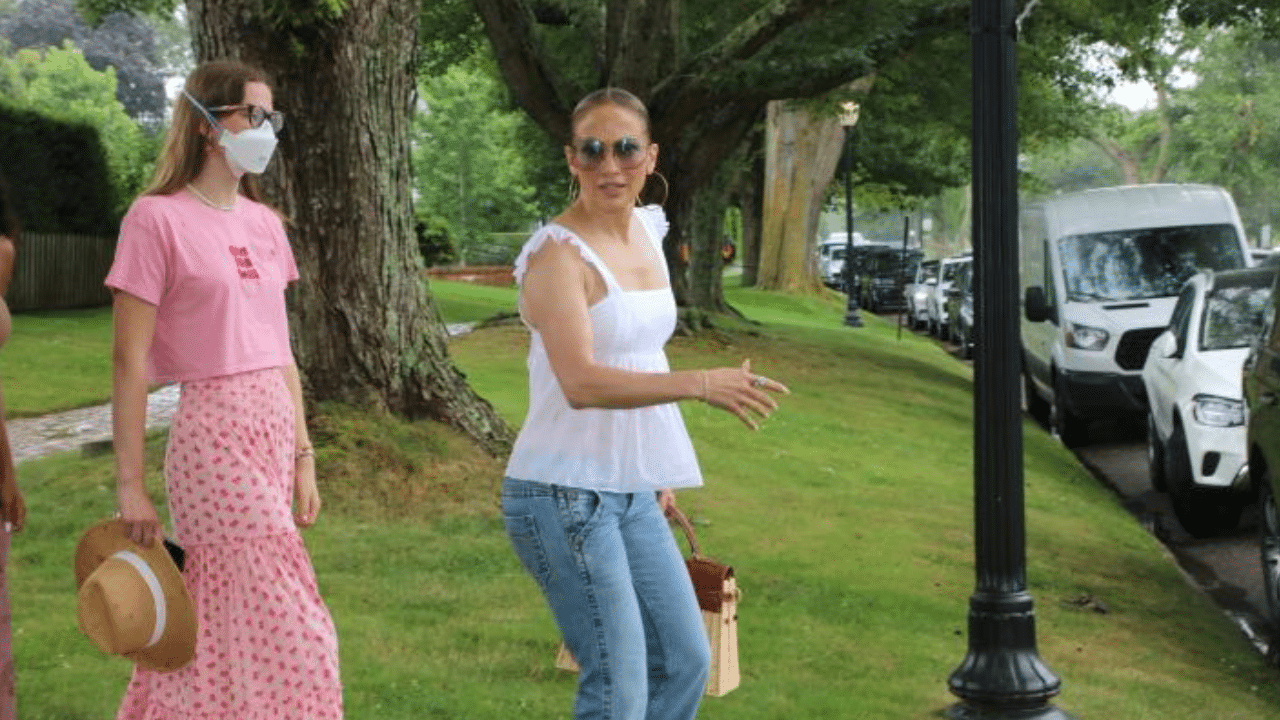 Foto destaque: Jennifer Lopez e Violet Affleck vão a passeio em Hamptons (Foto: reprodução/Rossa Cole/Shutterstuck)