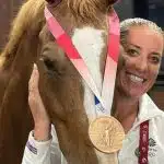 Charlotte Dujardin com a medalha olímpica de Tóquio 2020