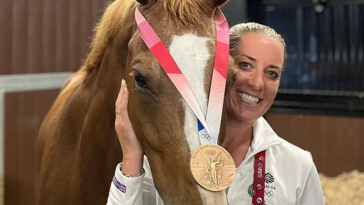 Charlotte Dujardin com a medalha olímpica de Tóquio 2020