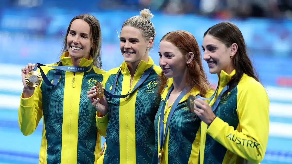 Foto destaque: Equipe australiana com a medalha de ouro (Reprodução: Foto/Divulgação/Paris-2024)