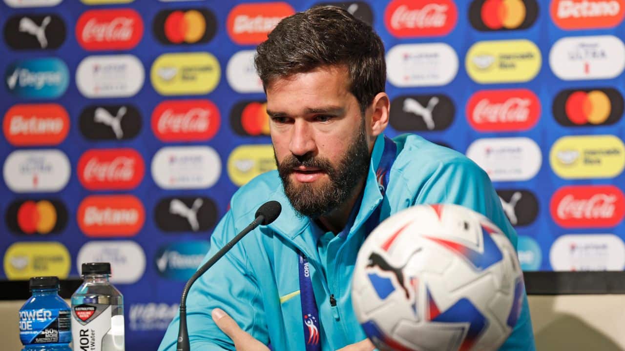 Alisson em entrevista coletiva