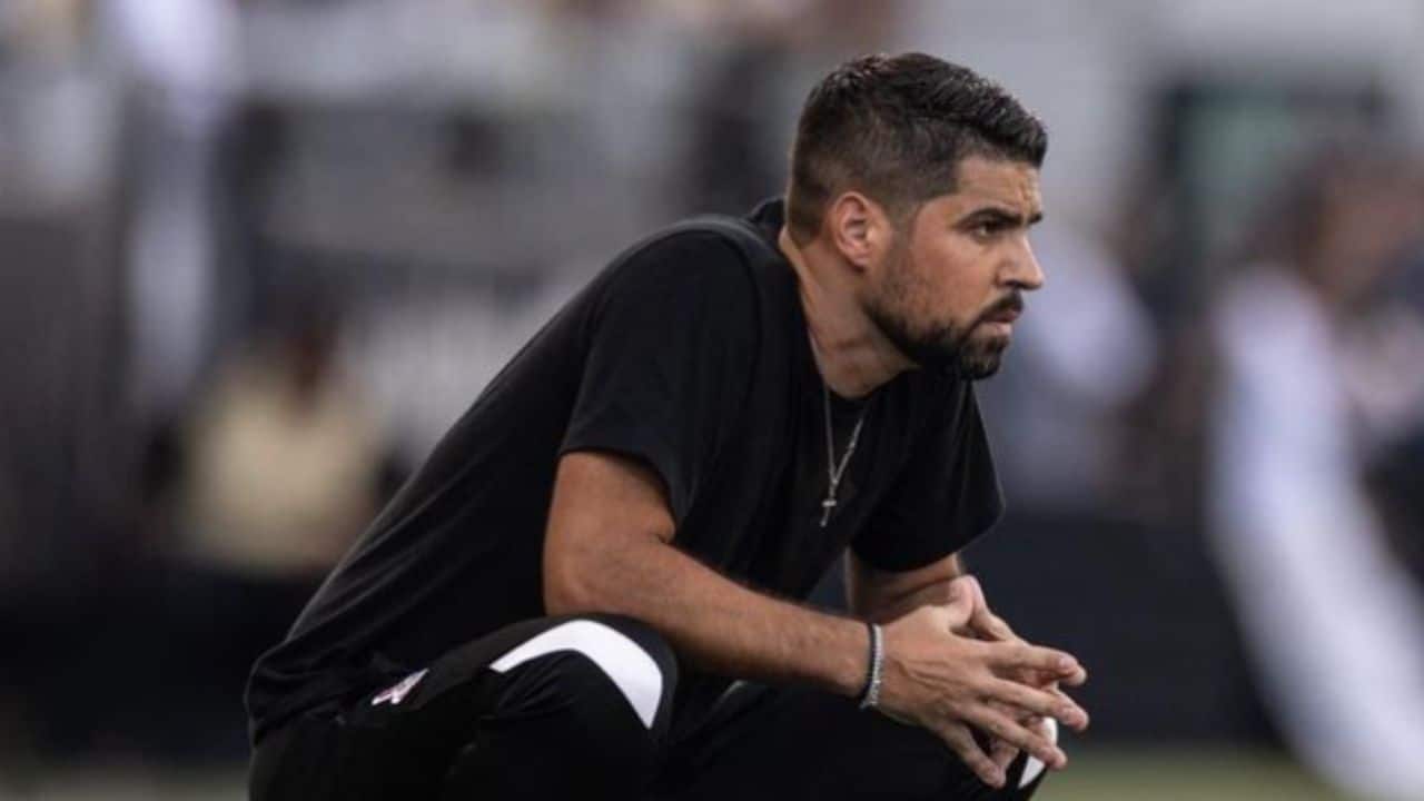 Técnico António Oliveira em jogo