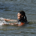 Prefeita de Paris mergulha no Rio Sena