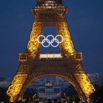 Os aros olímpicos na Torre Eiffel