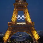 Os aros olímpicos na Torre Eiffel