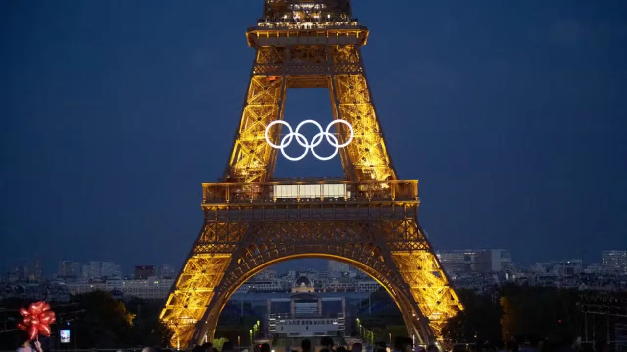 Os aros olímpicos na Torre Eiffel