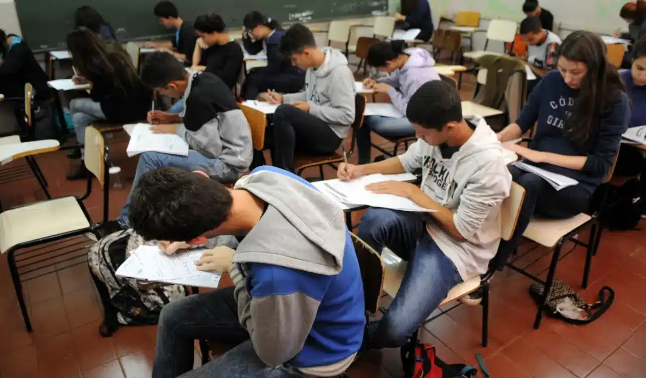 Estudantes durante a realização de um prova