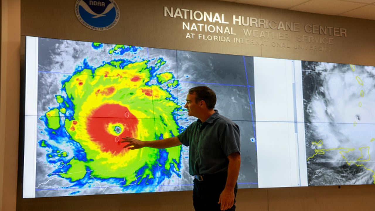 Furacão Beryl transforma em tempestade tropical