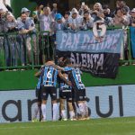 Jogadores do Grêmio comemoram gol com torcida