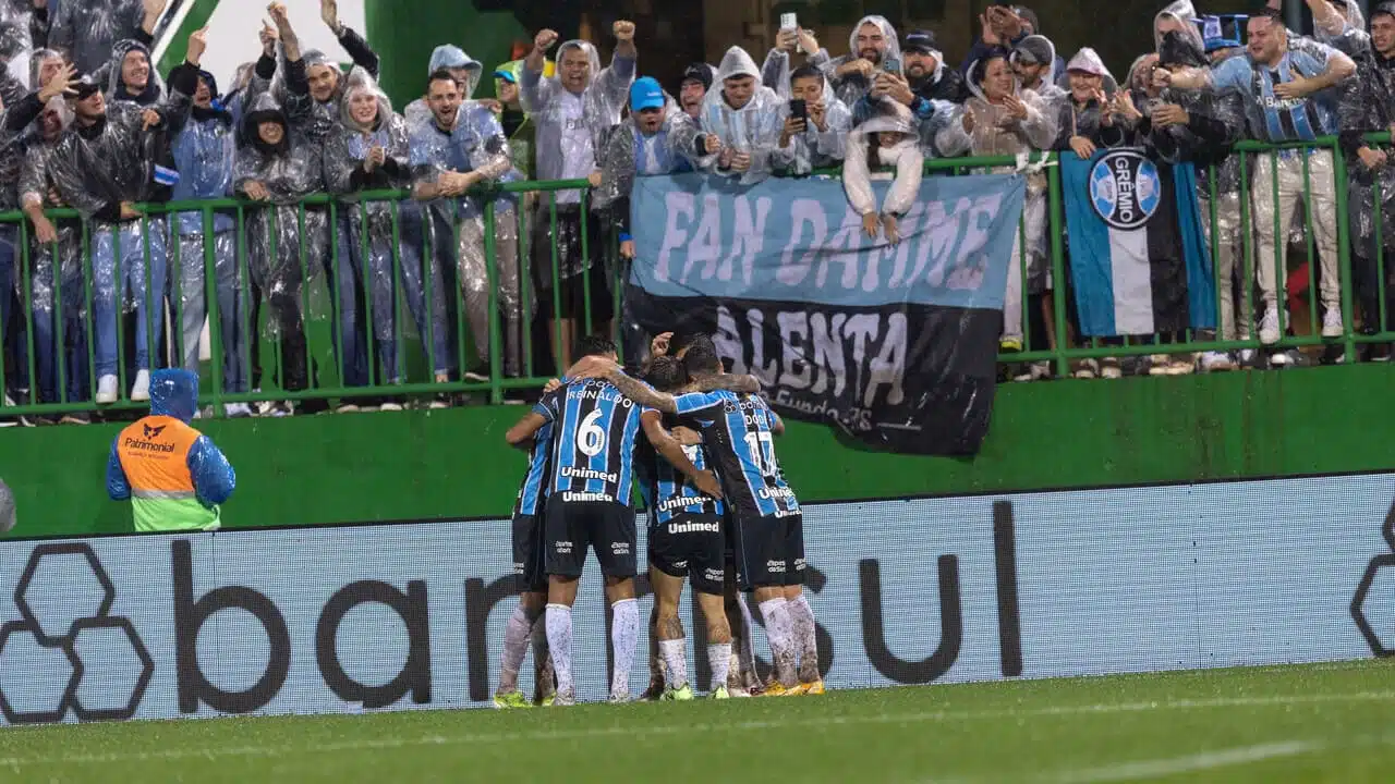 Jogadores do Grêmio comemoram gol com torcida