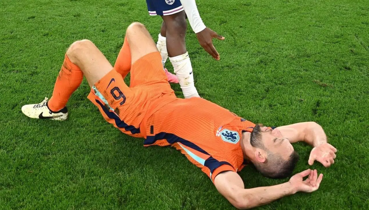 jogador da Holanda no chão, depois da eliminação