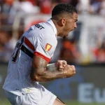 Foto destaque: Luciano comemorando gol pelo São Paulo (Reprodução: Foto/Rubens Chiri)