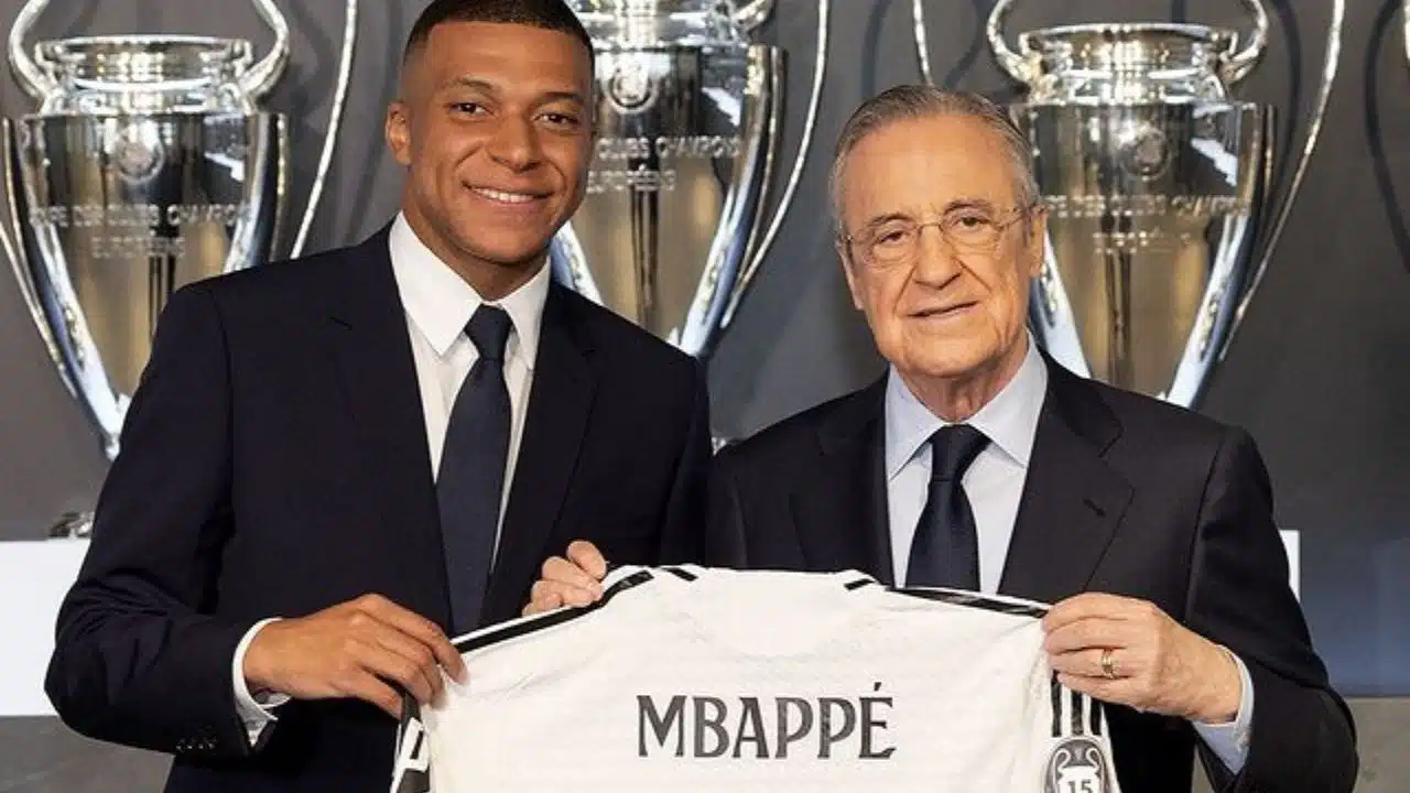 Kylian Mbappé ao lado de Florentino Pérez, presidente do Real Madrid