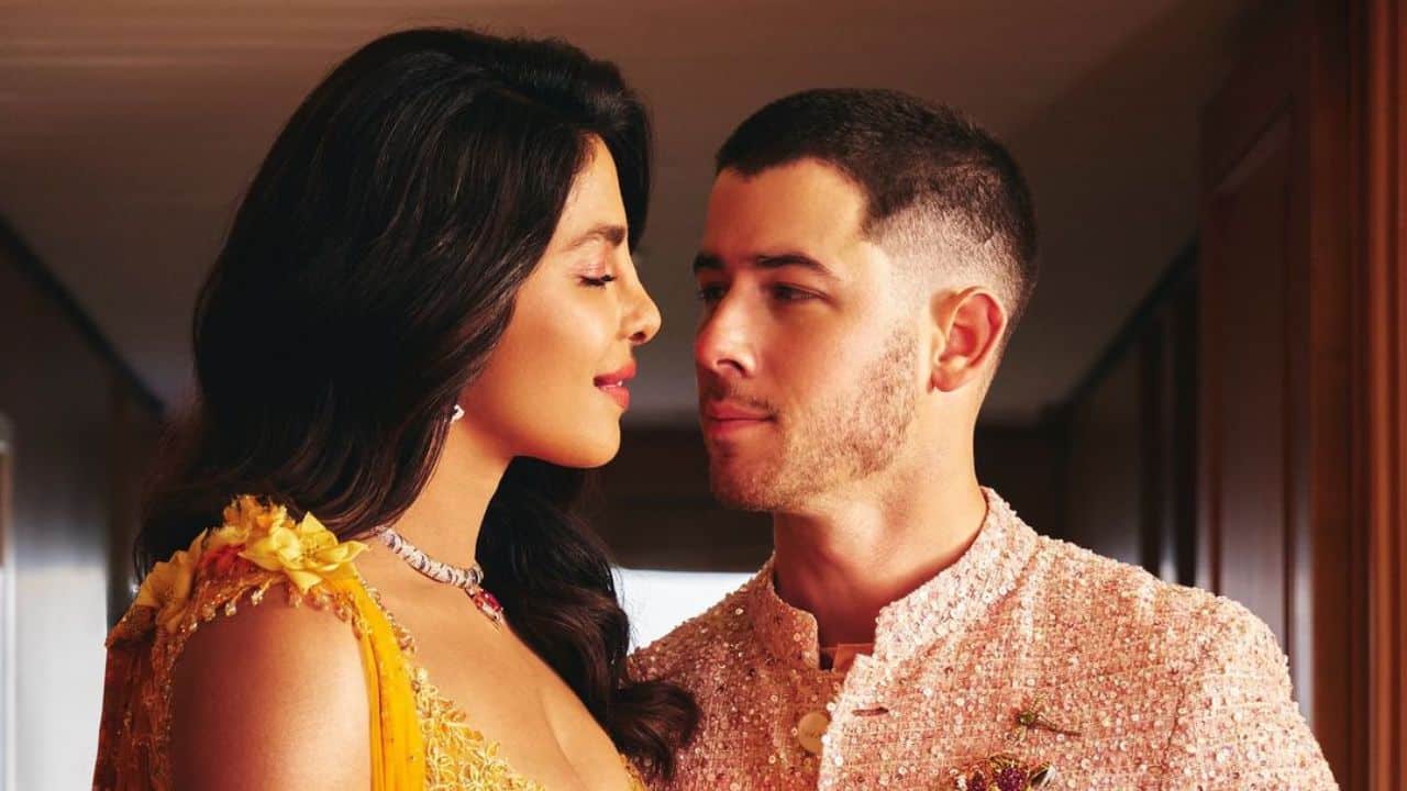 Priyanka Chopra e Nick Jonas marcam presença em casamento bilionário