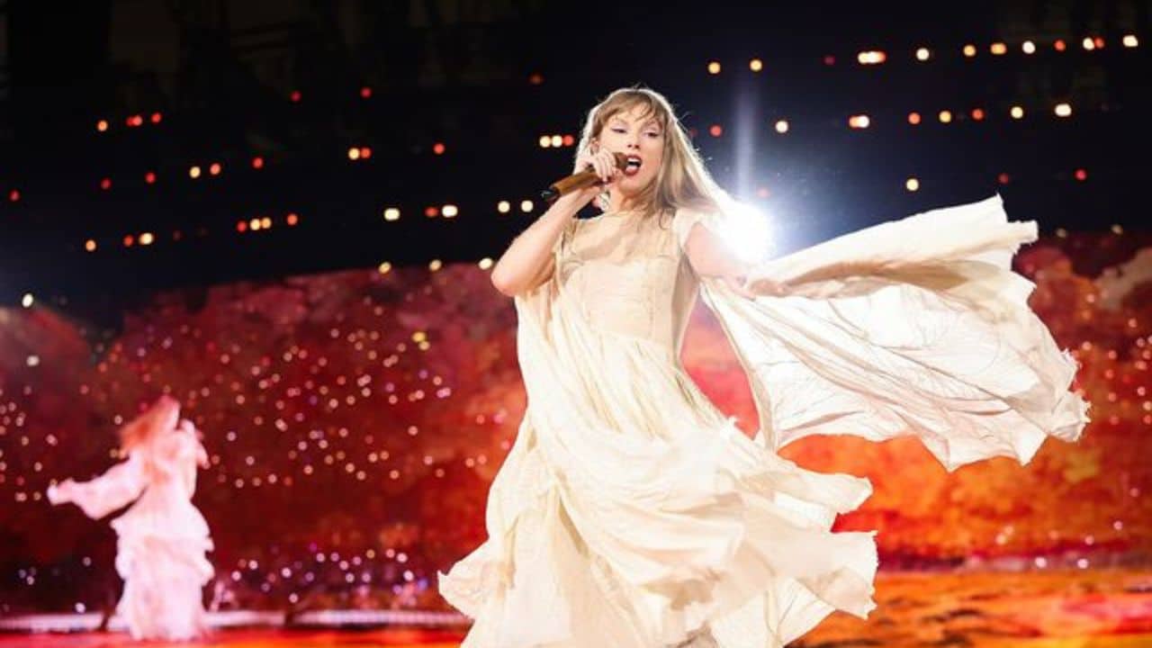 Taylor Swift durante o ato Folkmore, na The Eras Tour