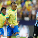 Jogadores disputando bola em partida da Copa América