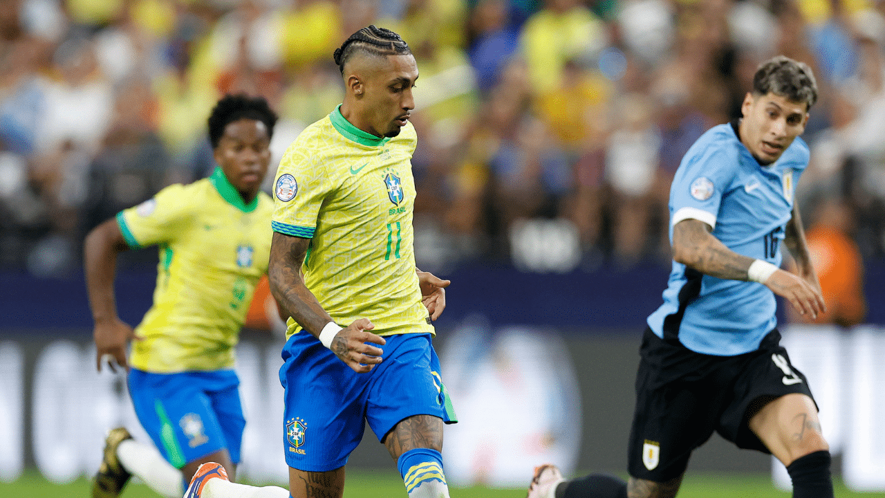 Jogadores disputando bola em partida da Copa América