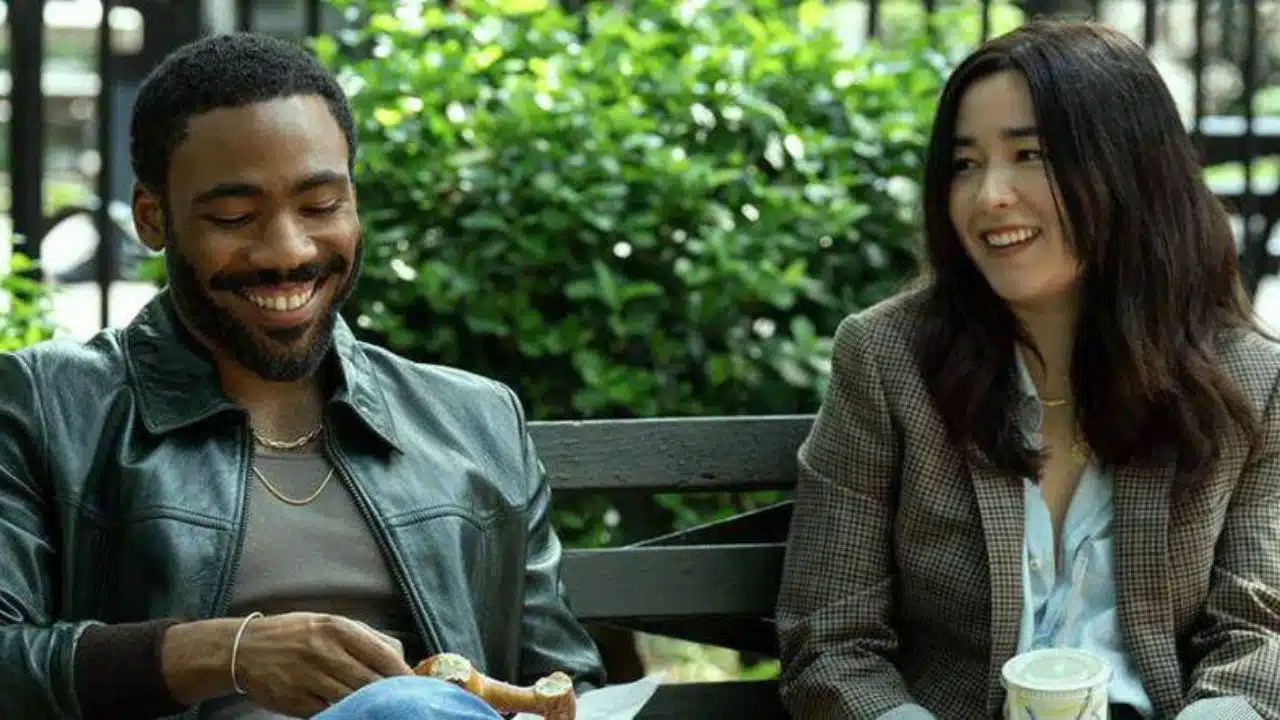 Donald Glover e Maya Erskine na série