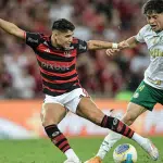 Foto destaque: Giay e Luiz Araújo disputando a bola (Foto: Reprodução/Thiago Ribeiro/AGIF)