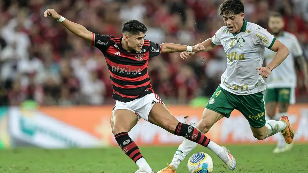 Foto destaque: Giay e Luiz Araújo disputando a bola (Foto: Reprodução/Thiago Ribeiro/AGIF)