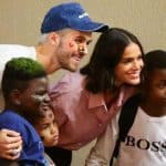 Bruna Marquezine e João Guilherme juntinhos durante aniversário beneficente