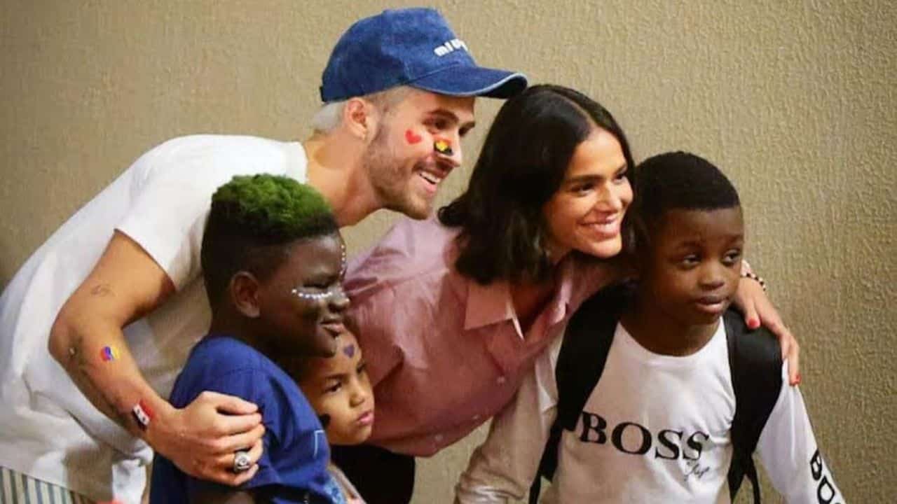 Bruna Marquezine e João Guilherme juntinhos durante aniversário beneficente