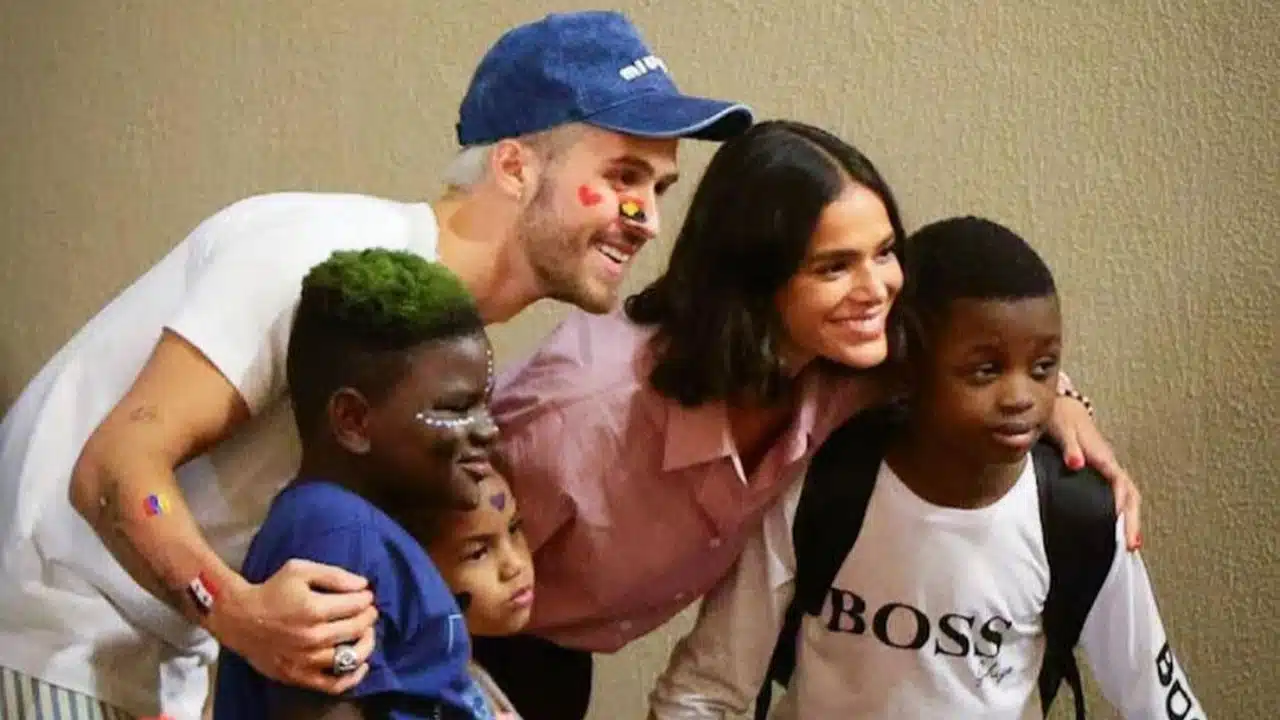 Bruna Marquezine e João Guilherme juntinhos durante aniversário beneficente