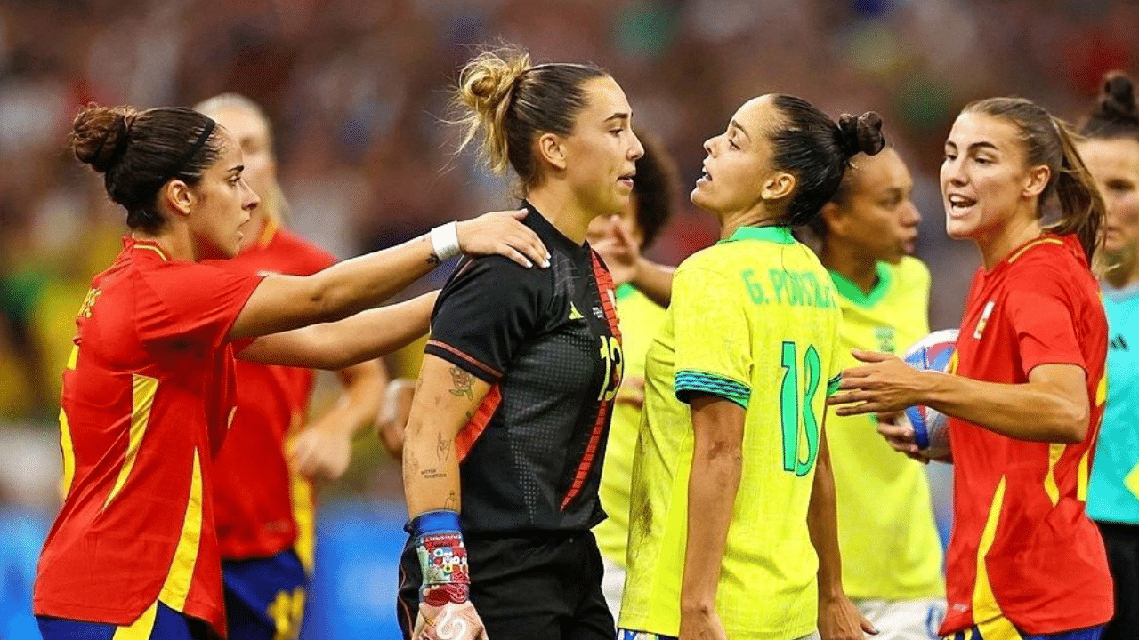 Equipe brasileira provoca equipe espanhola durante partida nos jogos olimpicos Paris 2024