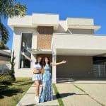 Beatriz Reis celebra a conquista da casa nova com sua mãe