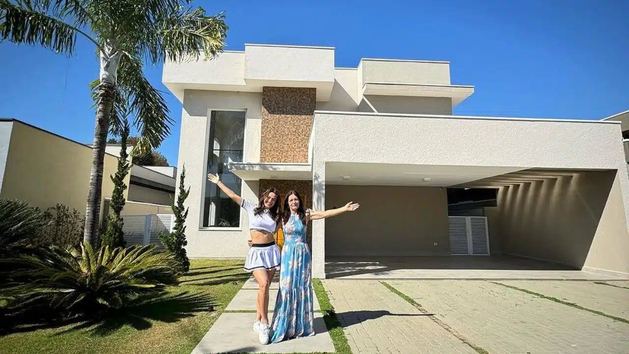 Beatriz Reis celebra a conquista da casa nova com sua mãe