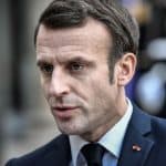 Macron destaca a necessidade de consenso político enquanto lida com uma França fragmentada e alianças internacionais.