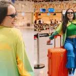 Larissa Manoela exibe look em aeroporto