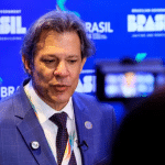 Foto do ministro da fazenda, Fernando Haddad, em coletiva de imprensa