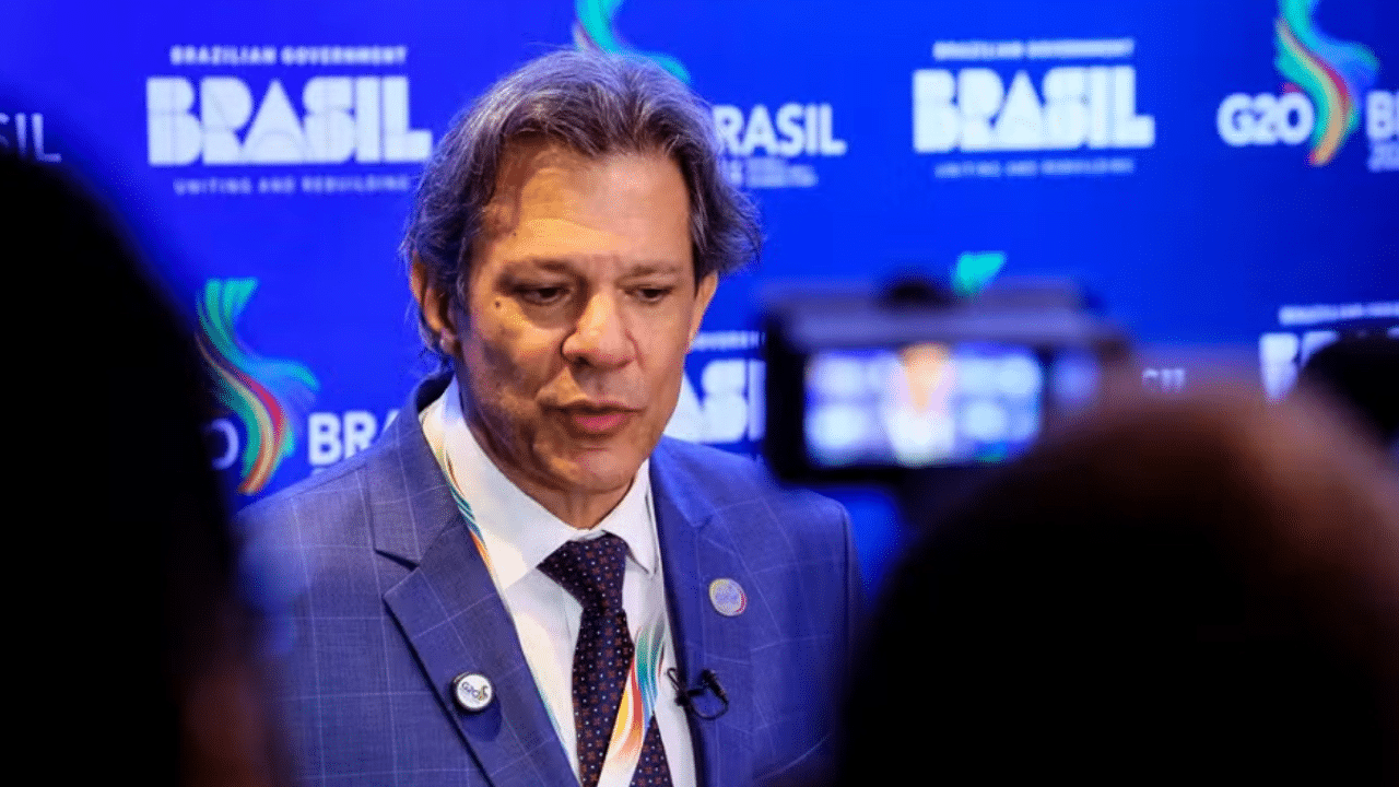 Foto do ministro da fazenda, Fernando Haddad, em coletiva de imprensa