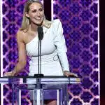 Nikki Glaser discursando em evento.