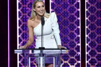 Nikki Glaser discursando em evento.