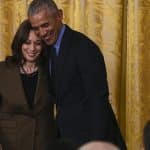 Obama e Kamala abraçados