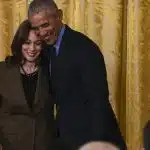 Obama e Kamala abraçados