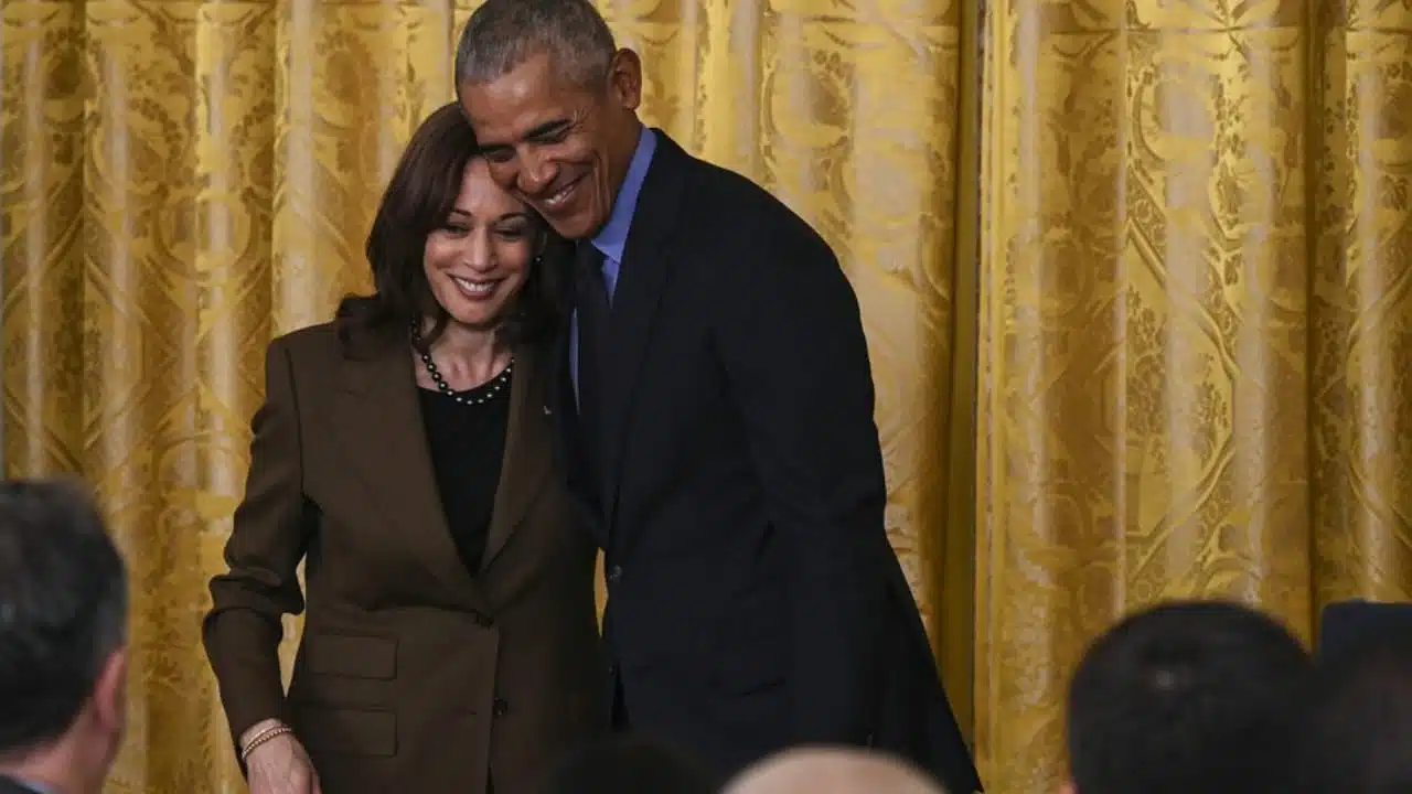 Obama e Kamala abraçados