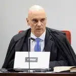 Ministro Alexandre de Moraes em sessão do STF, sentado em sua cadeira enquanto faz uma declaração.