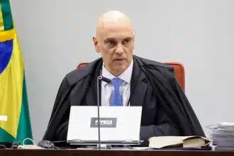 Ministro Alexandre de Moraes em sessão do STF, sentado em sua cadeira enquanto faz uma declaração.