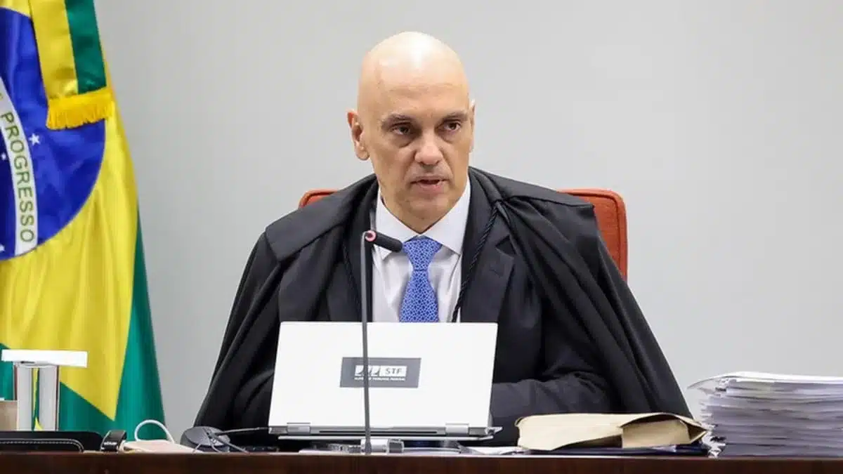 Ministro Alexandre de Moraes em sessão do STF, sentado em sua cadeira enquanto faz uma declaração.