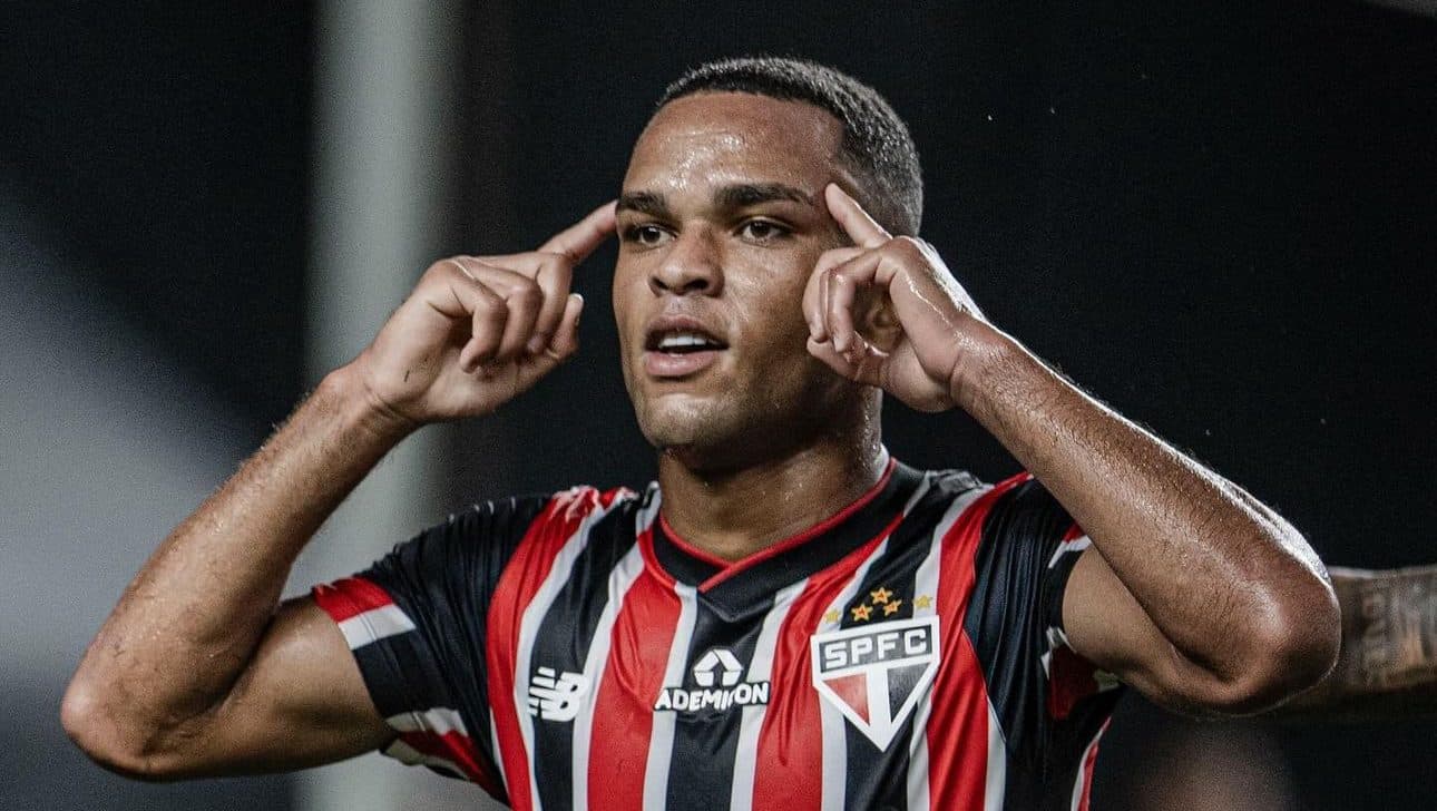 Imagem do jogador Juan em campo pelo São Paulo