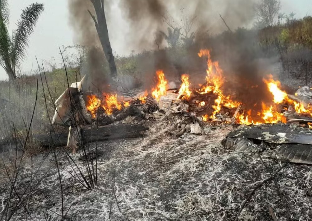 Avião em chamas após queda